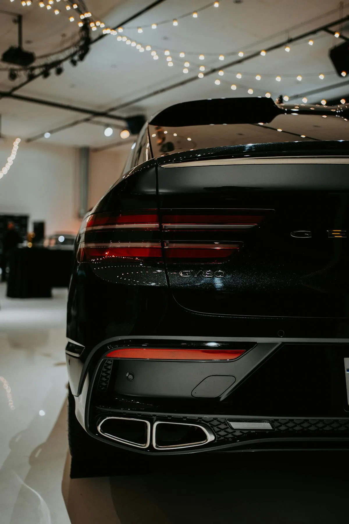 Luxury Mercedes saloon in showroom — Private chauffeur Paris